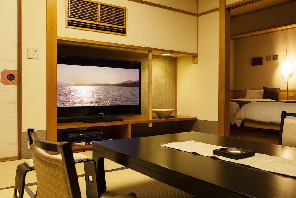 Deluxe Japanese Western Style Twin Room photo 2