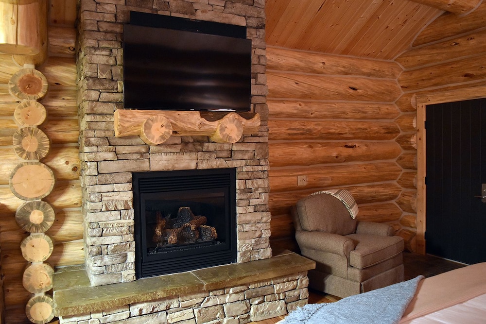 Small Cabin, King Bed photo 3
