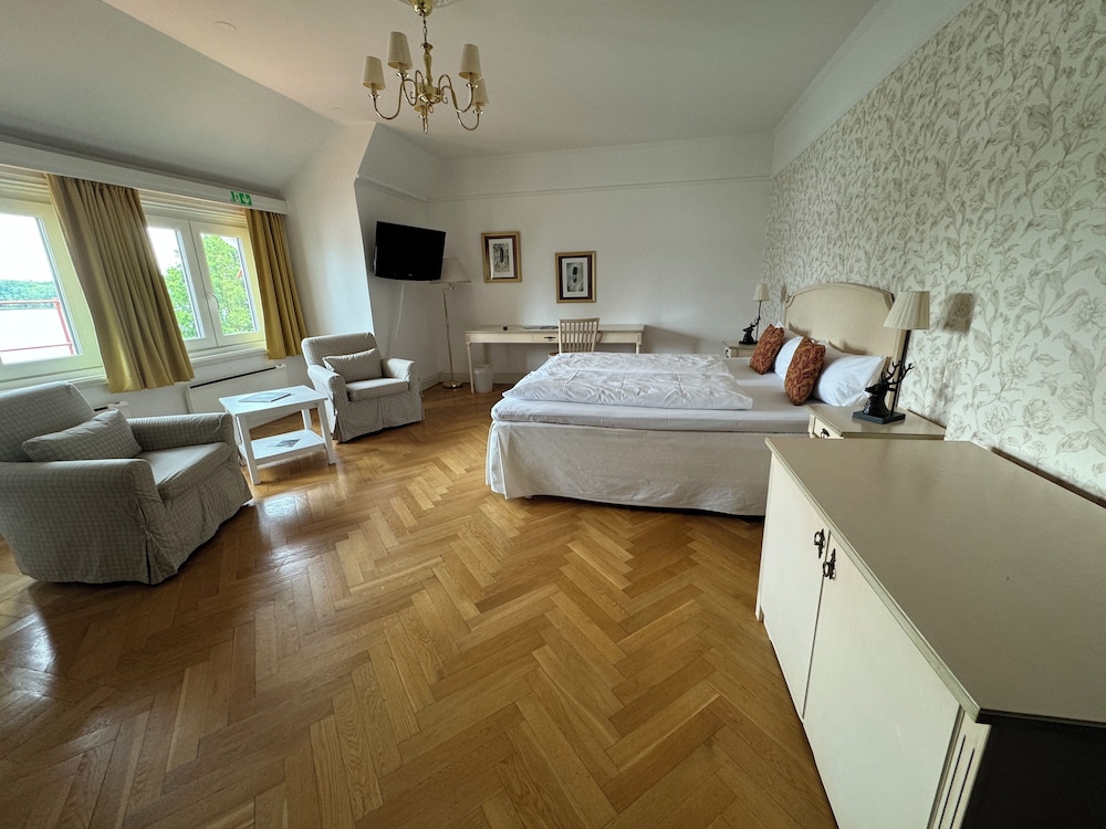 DeLuxe Suite Manor House Garden View photo 3