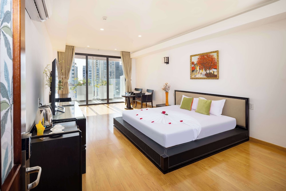 Senior Double Room, 1 King Bed, Balcony, City View photo 3