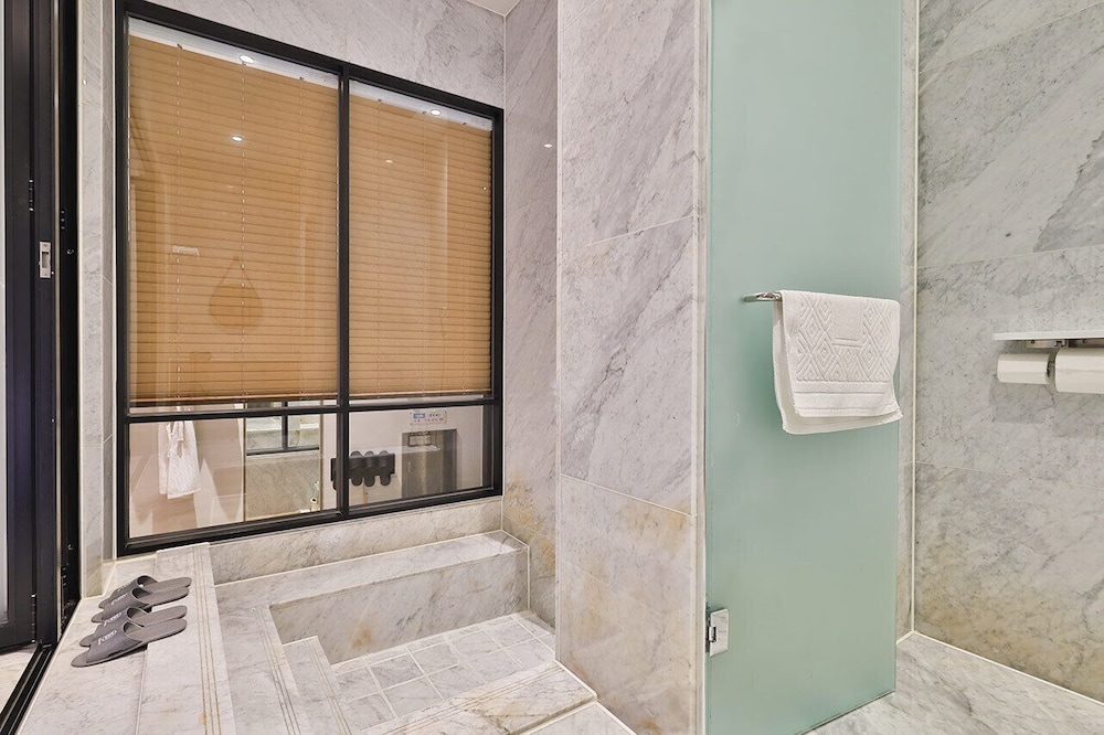 Suite - Photo 6