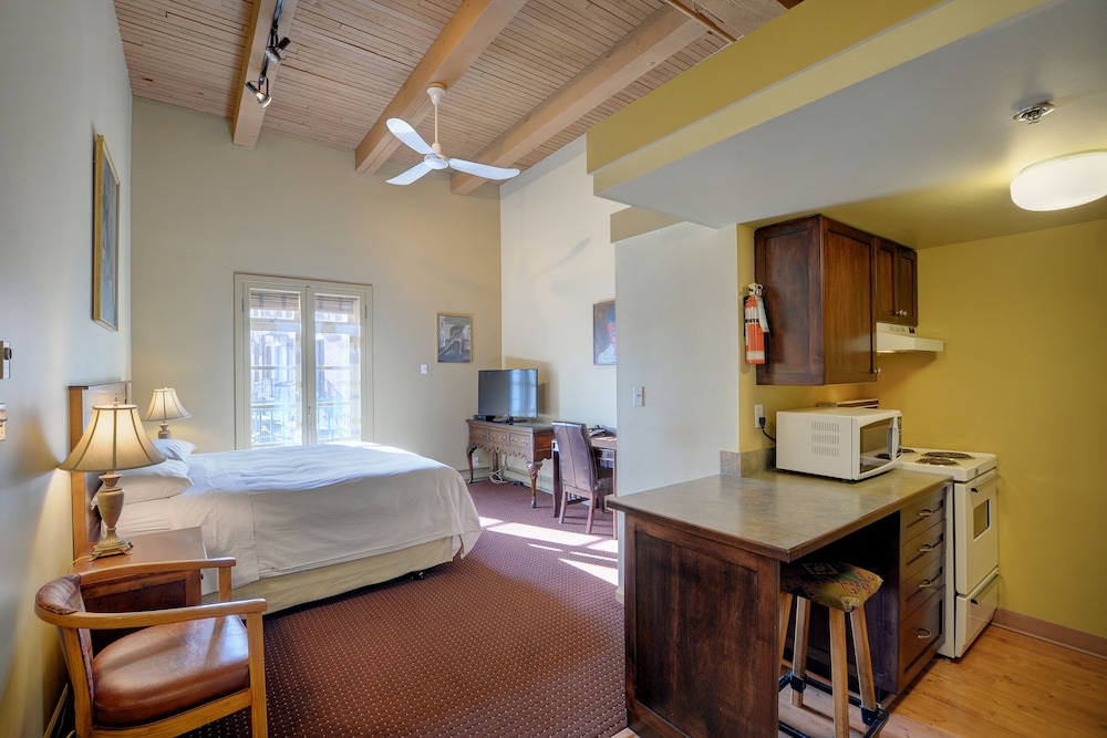 Deluxe Studio Condo, 1 King Bed, Above the Pub photo 2