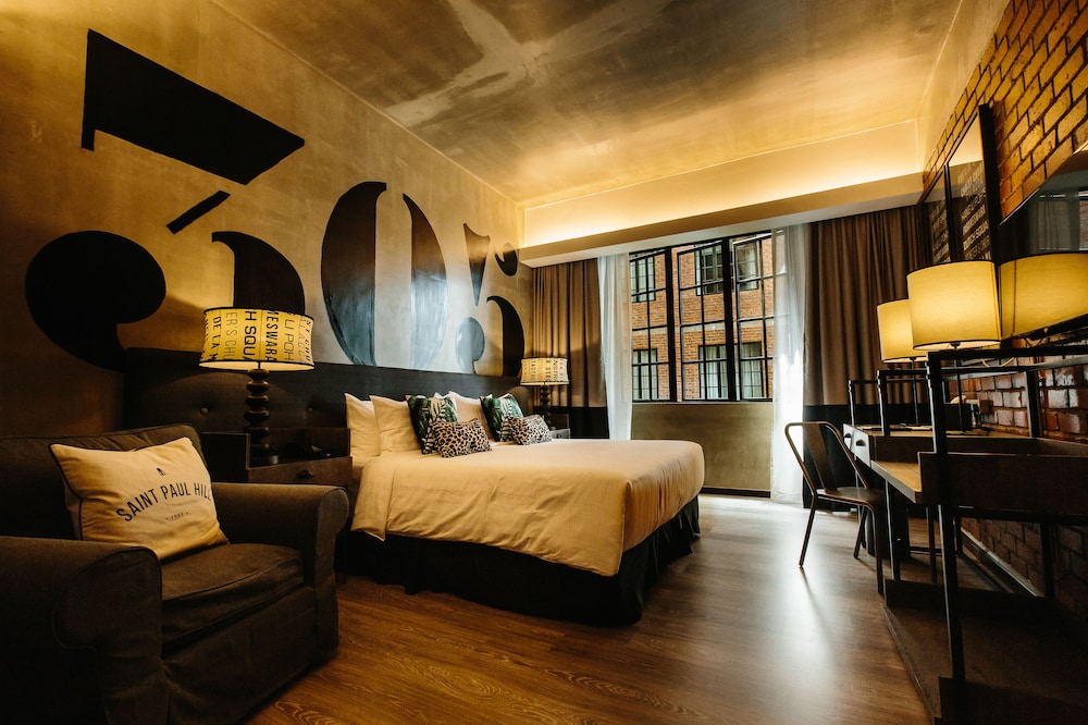 Deluxe Room, 1 King Bed, Courtyard View