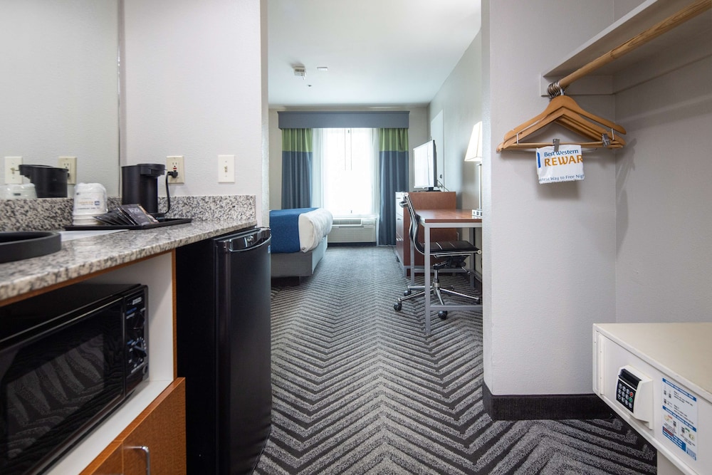 Standard Room, 1 King Bed, Accessible, Refrigerator & Microwave - Photo 2