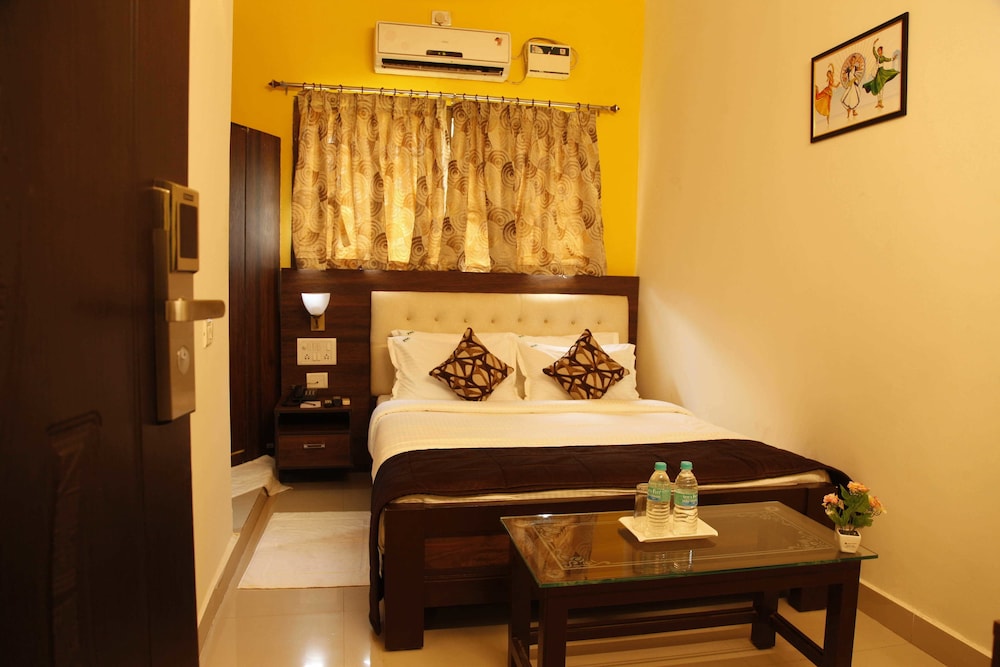 Basic Room, 1 King Bed, Smoking, City View photo 2