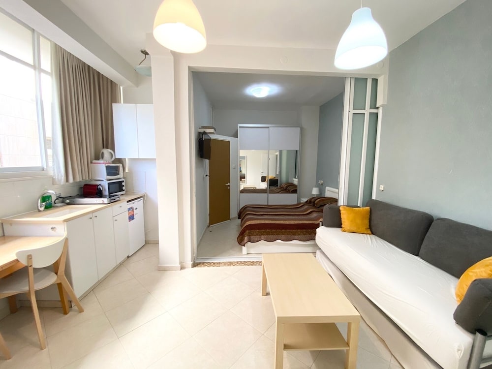 Deluxe Studio, Hayarkon 210 apartment 1 photo 1