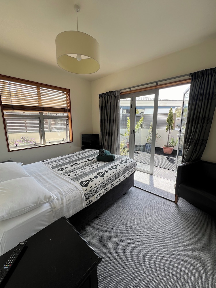 Deluxe Suite, 1 Bedroom (En Suites Queen) photo 1