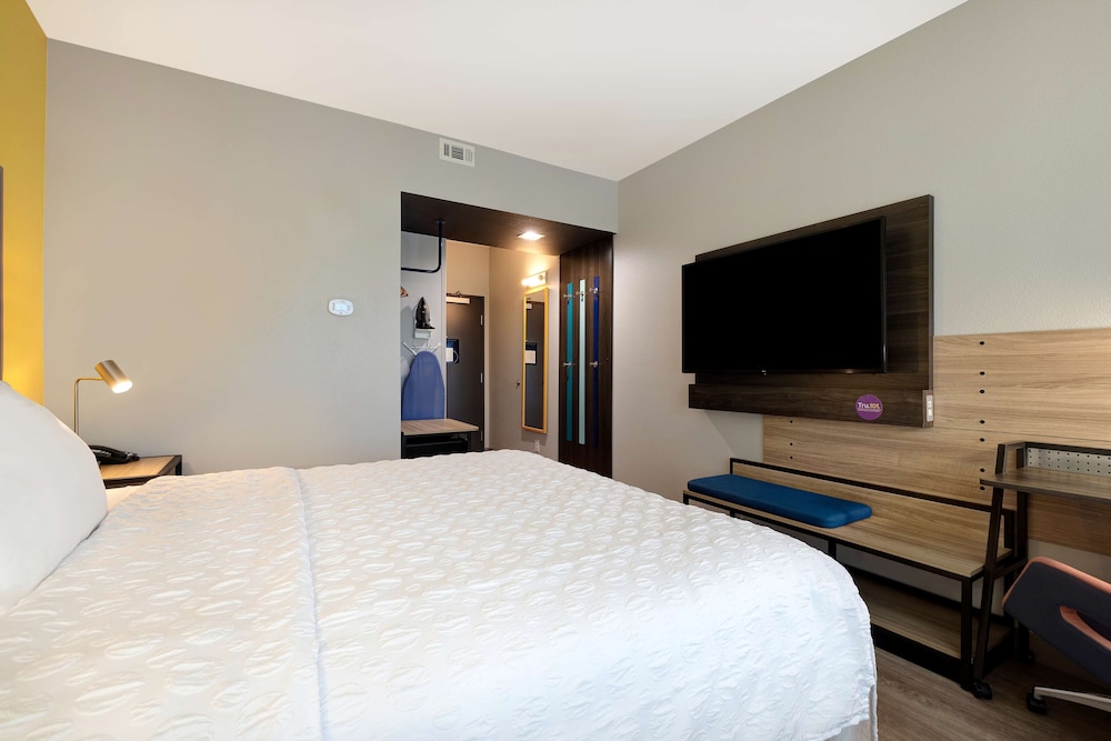 Room, 1 King Bed - Photo 2