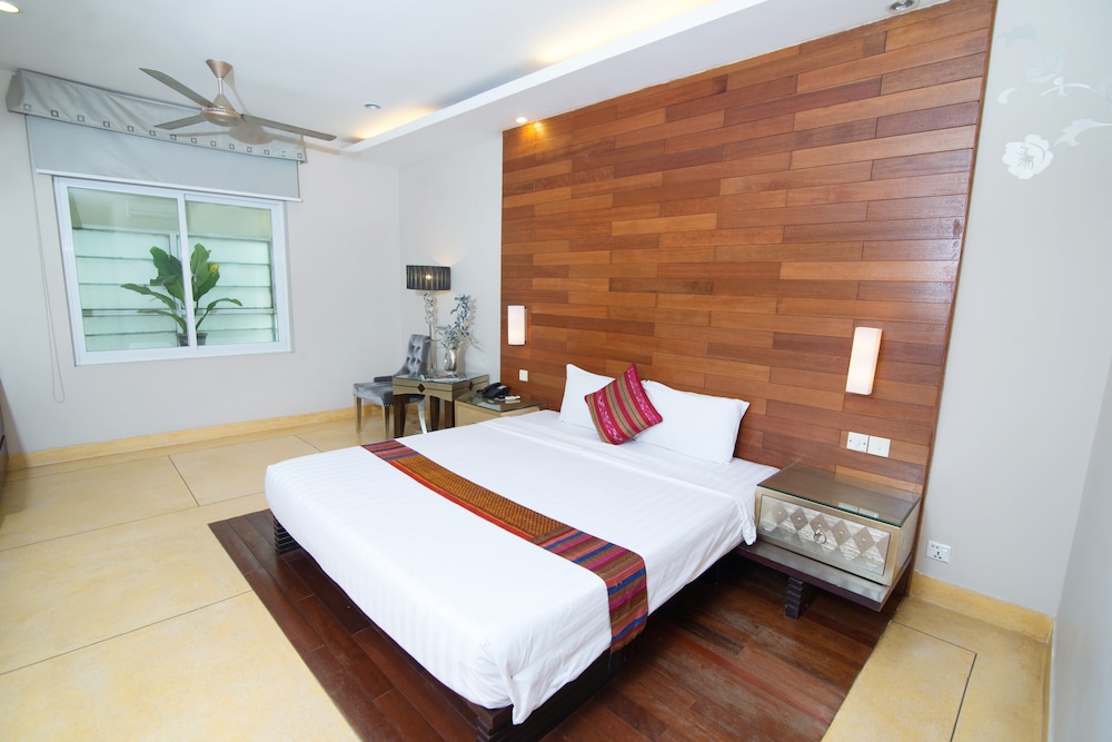Standard Suite, 1 King Bed photo 1