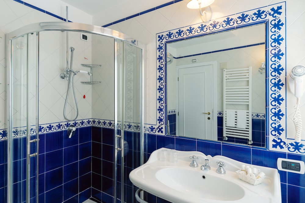 Standard Double or Twin Room - Photo 5