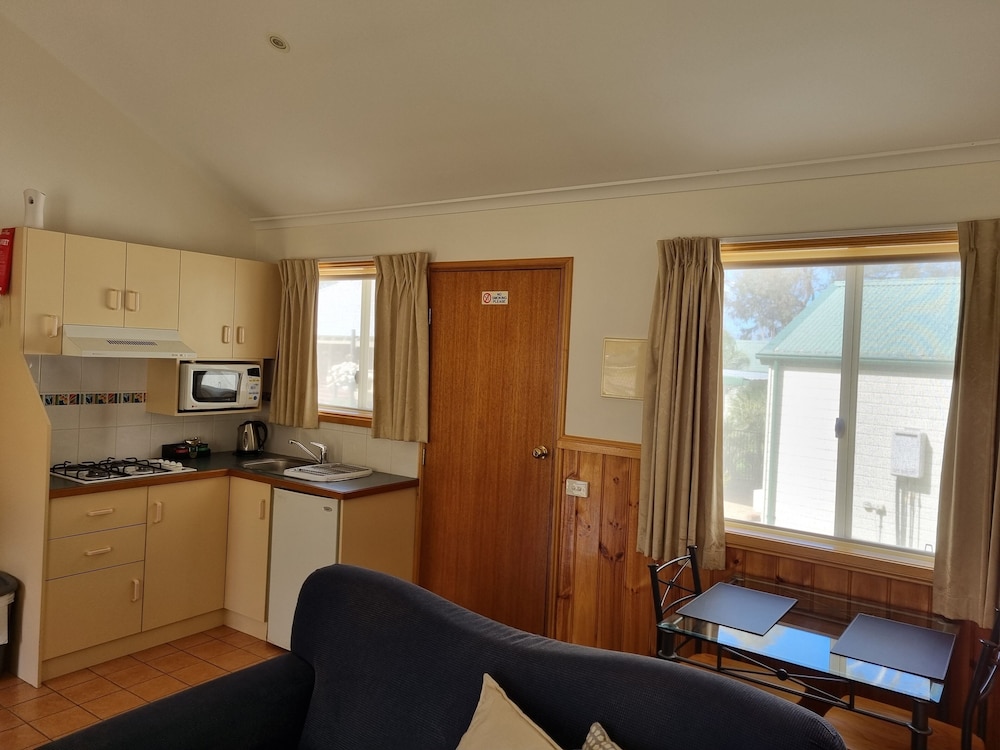 1 Bedroom Self Contained Spa Cottage photo 3
