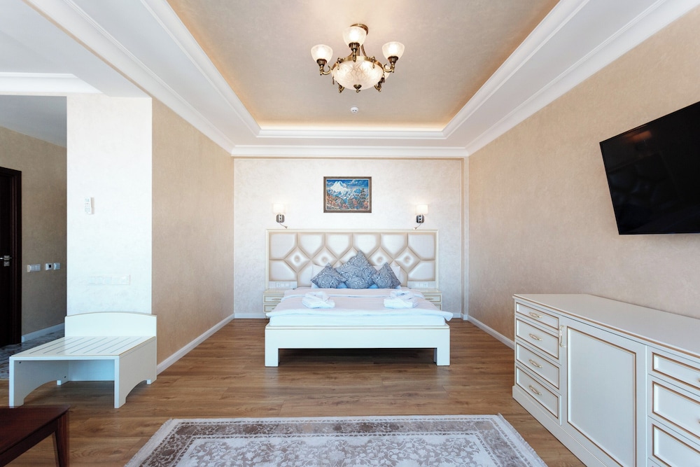 Senior Suite, Pool View photo 1
