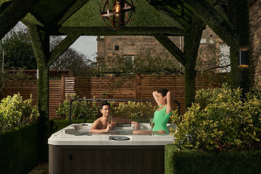 Luxe Hot Tub Suite - Photo 3