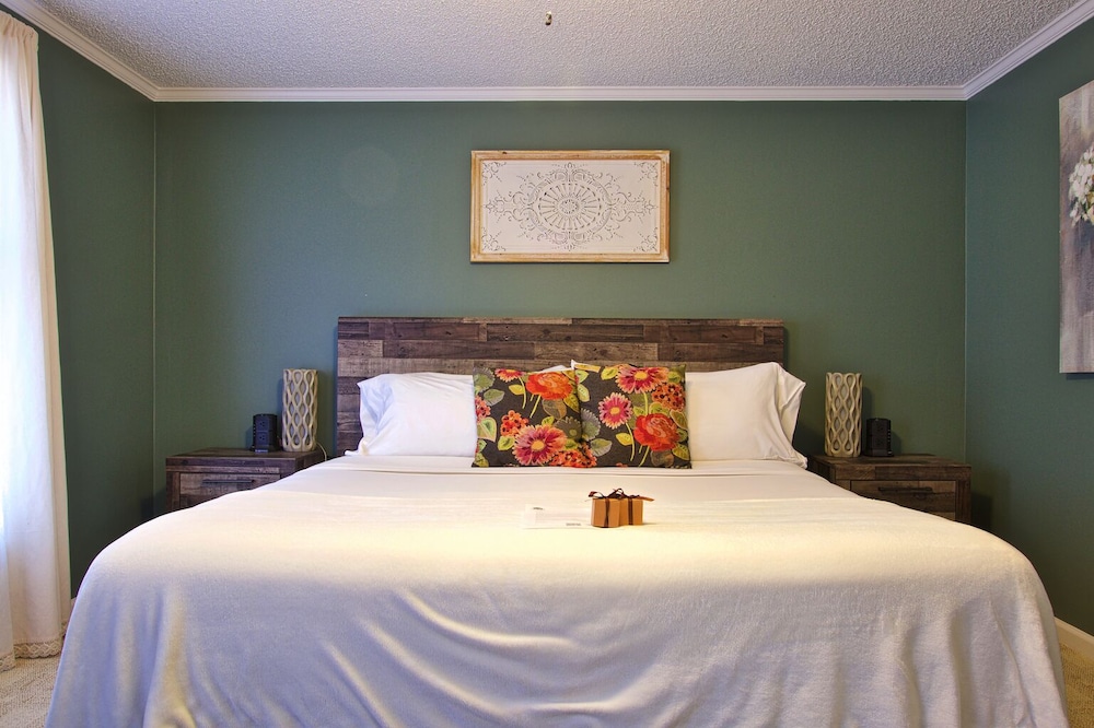 Cascade Full King Suite photo 2