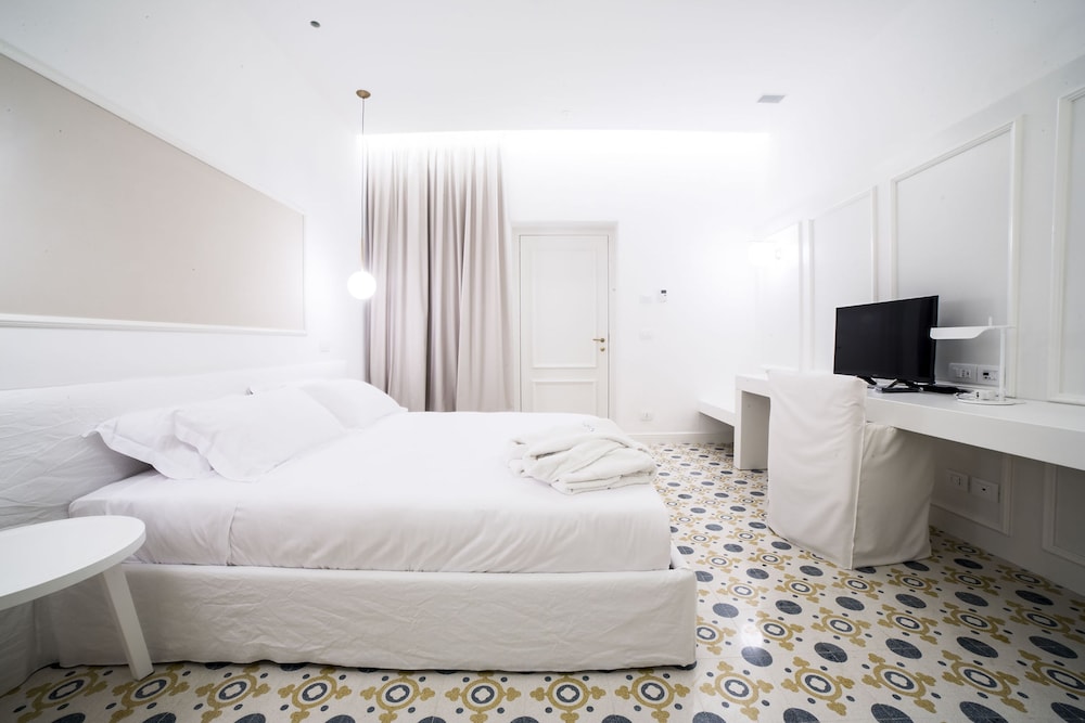 Standard Room, 1 King Bed, Private Bathroom, Courtyard View photo 3