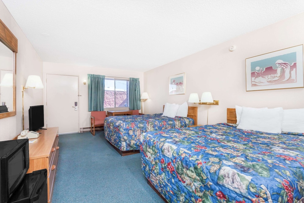 Standard Room, 2 Queen Beds - Photo 1