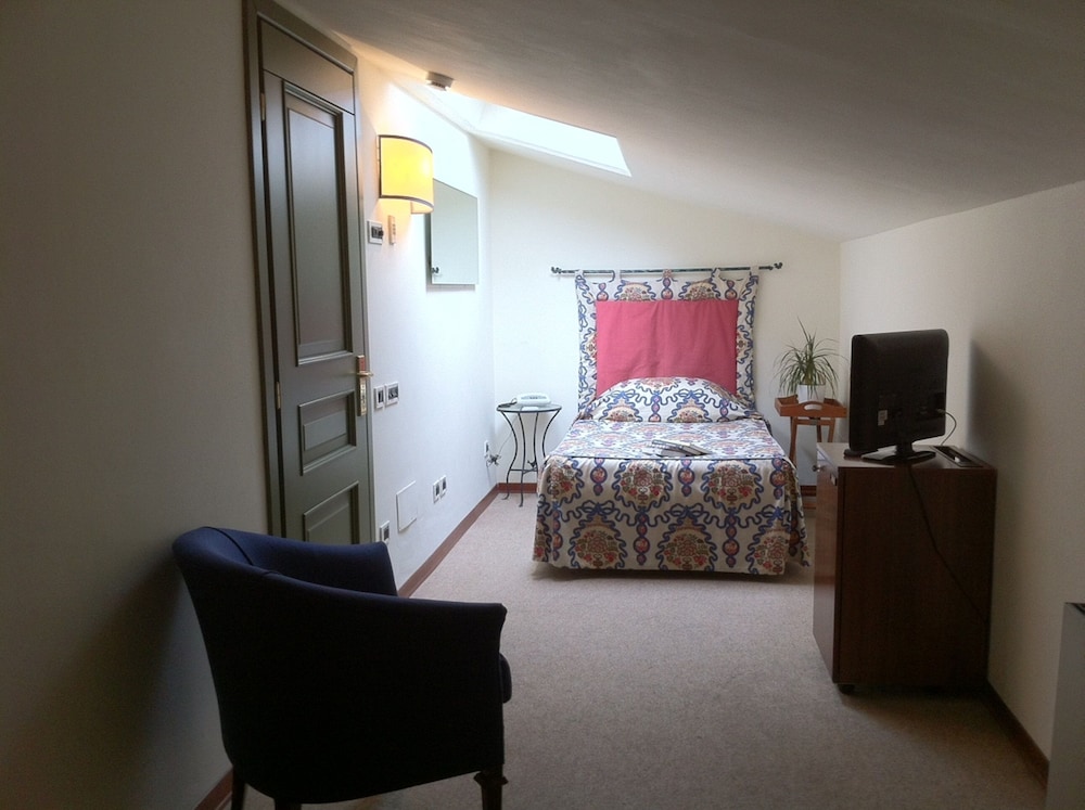 Single Room photo 2