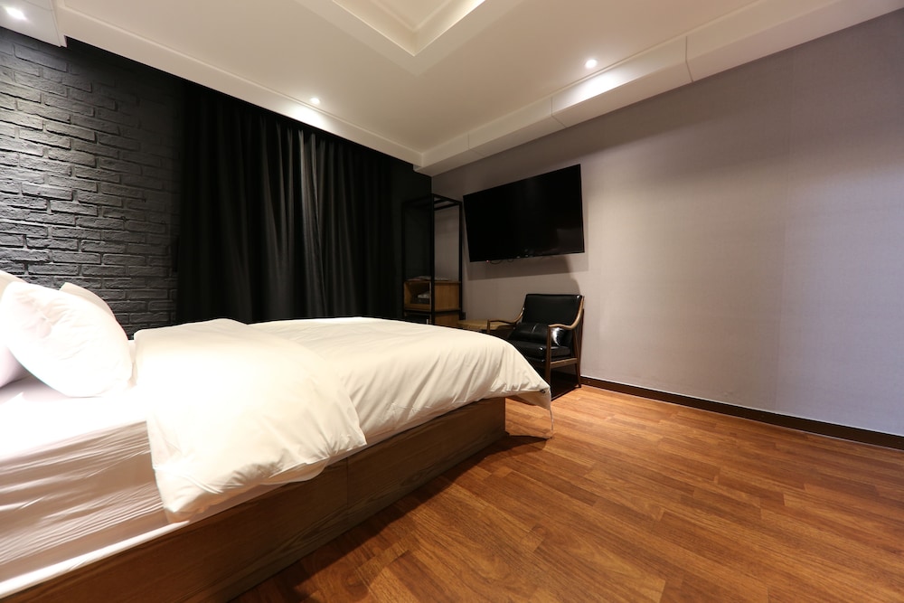 Deluxe Room - Photo 6