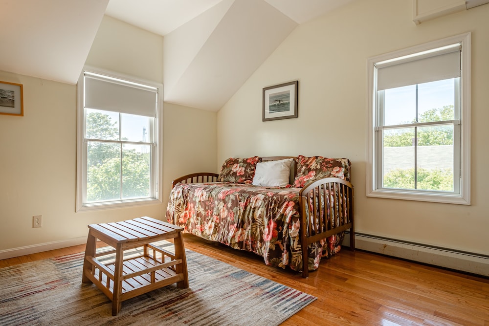 Room 5: Queen bed, twin day bed, private bath photo 3