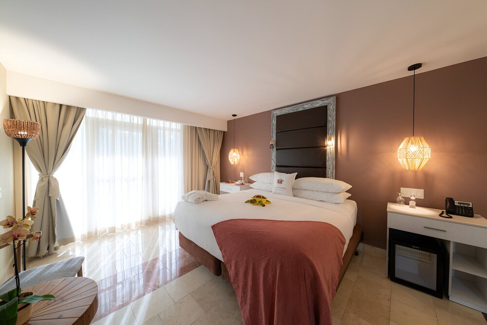 1 King Bed, Cabin Room, Poolside Room - Photo 1