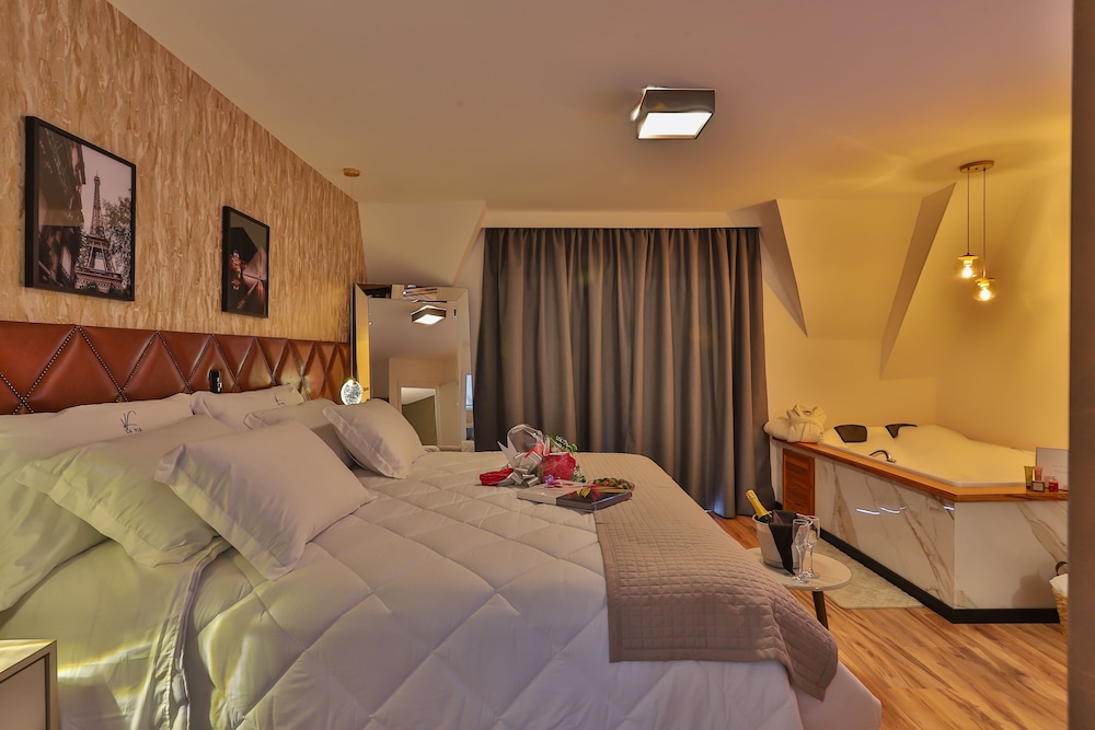 Superior Double Room, 1 King Bed, Non Smoking, Jetted Tub photo 3
