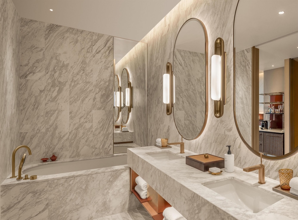 Deluxe Room, 1 King Bed, Park View photo 3