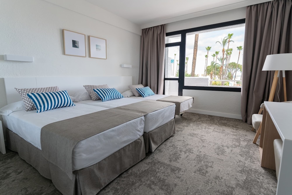 Quadruple Room with Sea View (3 Adults + 1 Child)