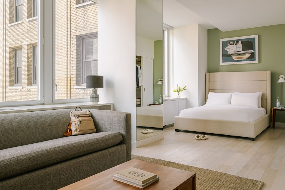 Deluxe Studio, 1 Queen Bed With Sofa Bed photo 1