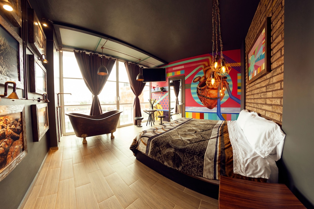 Suite, 1 King Bed, Balcony photo 2