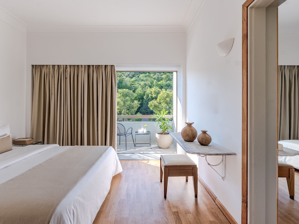 Premier Family Guestroom Inland View - Photo 1