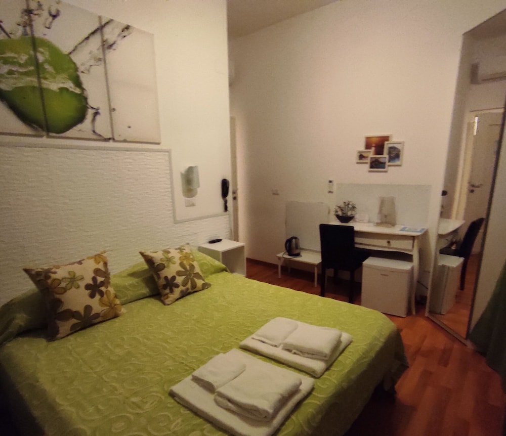 Basic Double Room, 1 Double or 2 Twin Beds, Non Smoking - Photo 12