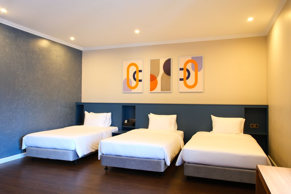 Grand Room, Multiple Beds, Garden View