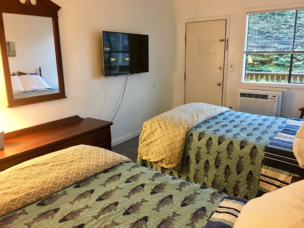 Panoramic Single Room, 1 King Bed, Non Smoking, Ocean View photo 2