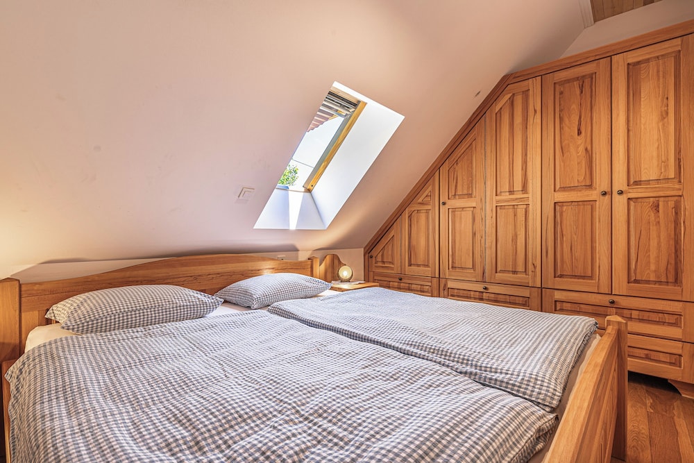 Family House, Multiple Bedrooms, Mountainside (Vineyard Cottage Pavlin 3)
