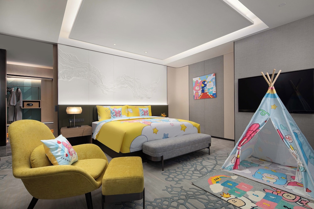 Standard Room, 1 King Bed, City View photo 3