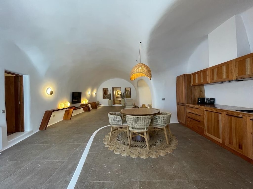 Cave two-bedroom Suite with jacuzzi - Photo 14