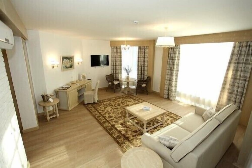 Honeymoon Suite photo 2