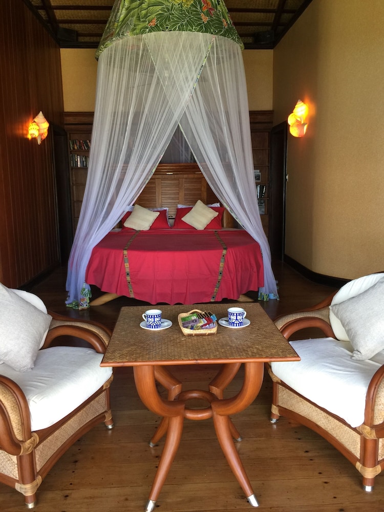 Deluxe Suite, 1 King Bed, Private Bathroom, Partial Sea View photo 2