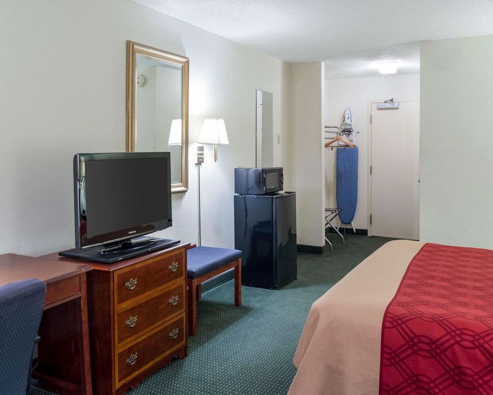 Standard Room, 1 King Bed, Non Smoking - Photo 4