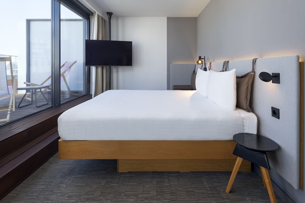 Room, 1 Queen Bed with Sofa bed photo 3