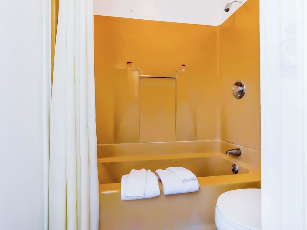 Room, 1 Queen Bed, Non Smoking - Photo 10