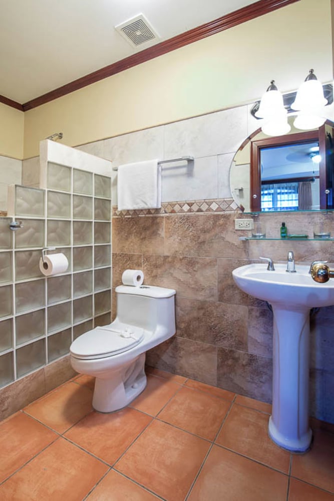 Executive Suite - Photo 2