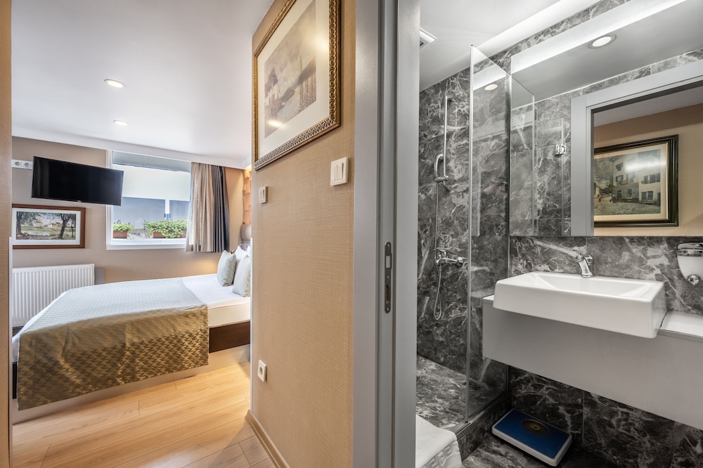 Standard Double Room, 1 Queen Bed, Microwave, Partial Sea View photo 1