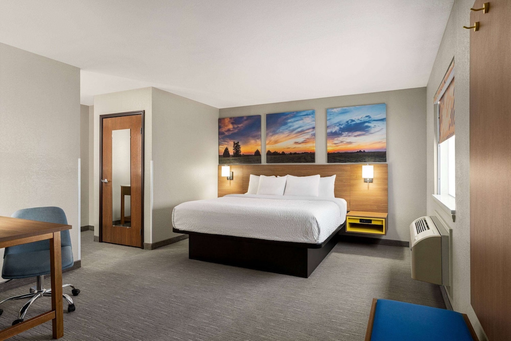 Suite, 1 King Bed, Non Smoking photo 1
