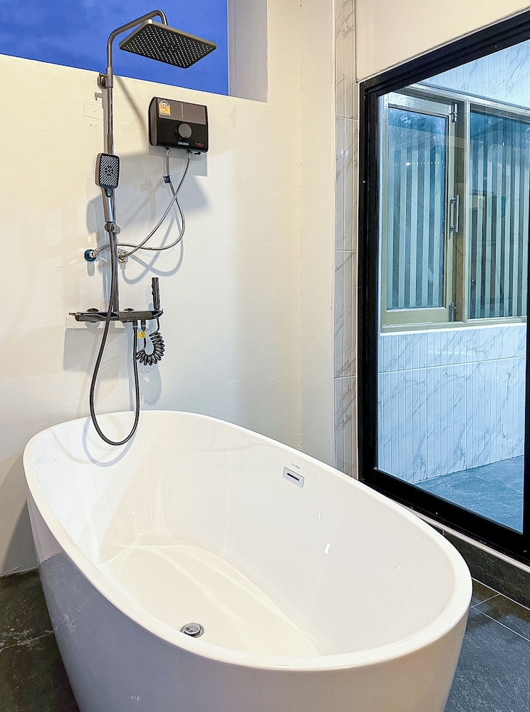 Deluxe Room with Bathtub and Terrace - Photo 22