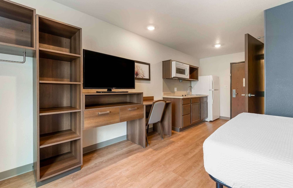 Standard Studio, 1 Queen Bed, Non Smoking, Refrigerator & Microwave photo 2