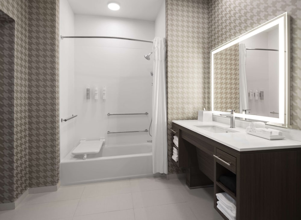 Studio, 2 Queen Beds, Accessible, Bathtub (Mobility) - Photo 7
