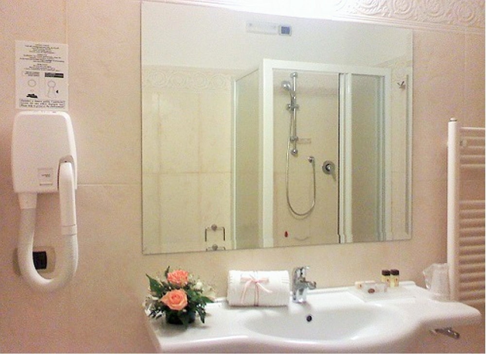 Deluxe Double or Twin Room - Photo 10