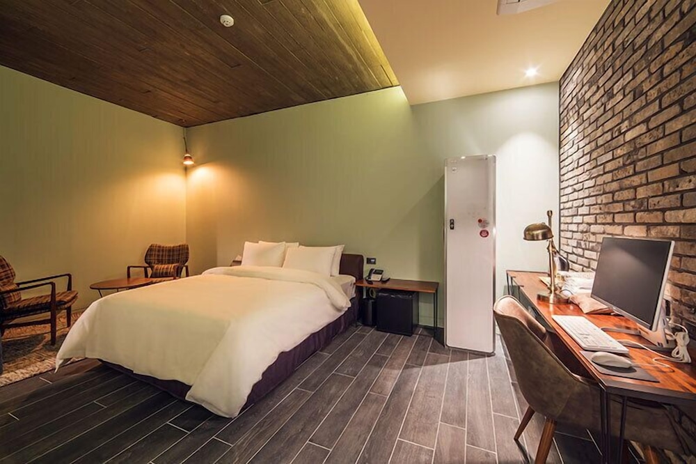 Deluxe Room (Bath Bomb Package) - Photo 3