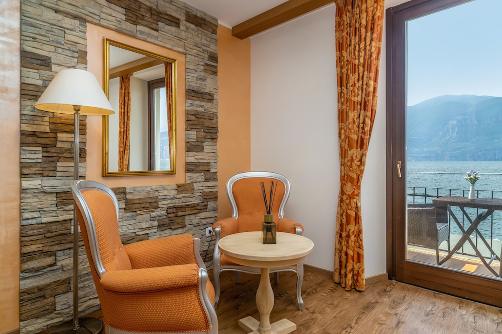 Premium Suite, Refrigerator, Lakeside photo 2